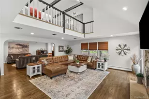 142 Landing Meadow Rd, Smithtown, NY 11787 - Photo 18