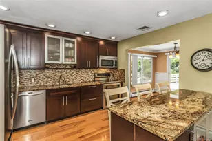 29 Elmwood Ct, Plainview, NY 11803 - Photo 4