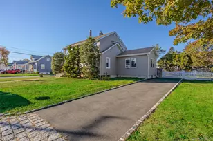 17 Andrew Ave, Islip Terrace, NY 11752 - Photo 4