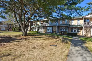 301 Artist Lake Dr, Middle Island, NY 11953 - Photo 4