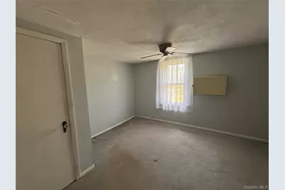 647 S Drury Lane, Rock Tavern, NY 12549 - Photo 10