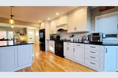 34 Melanie Lane, Syosset, NY 11791 - Photo 6