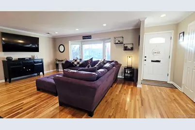 34 Melanie Lane, Syosset, NY 11791 - Photo 4