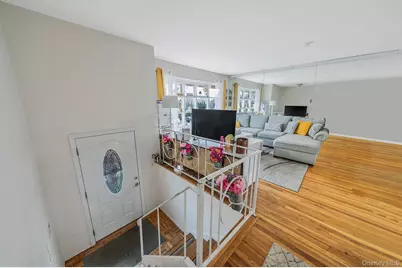 19 Amsterdam Avenue, West Babylon, NY 11704 - Photo 4