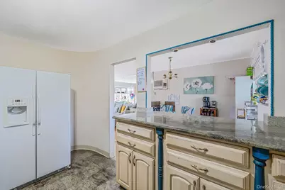 19 Amsterdam Avenue, West Babylon, NY 11704 - Photo 8