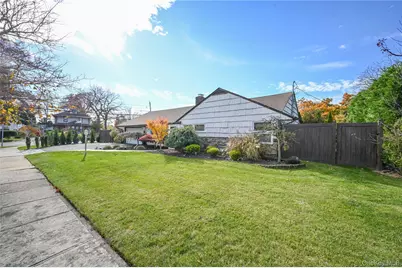 2 Meadow Lane, Rockville Centre, NY 11570 - Photo 2