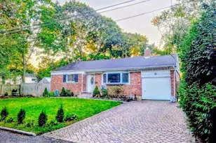 17 Grayley Pl, Huntington Station, NY 11746 - Photo 2