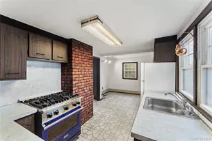 160 Lanier Pl, Westbury, NY 11590 - Photo 10