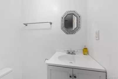 38 Lake Drive, Manhasset Hills, NY 11040 - Photo 36