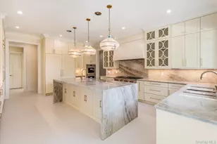 566 E Shore Rd, Great Neck, NY 11024 - Photo 18