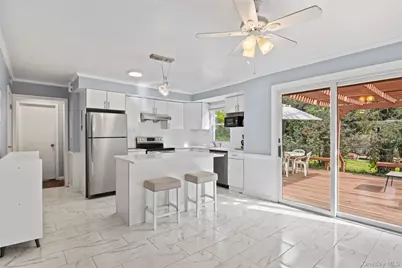 11 Glenwood Road, Glenwood Landing, NY 11545 - Photo 6