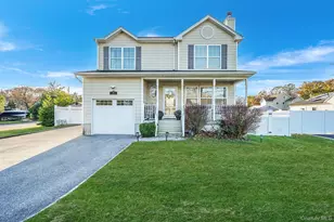 42 Quintuck Ln, East Islip, NY 11730 - Photo 2