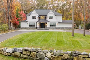 7 Barrington Pl, Melville, NY 11747 - Photo 2