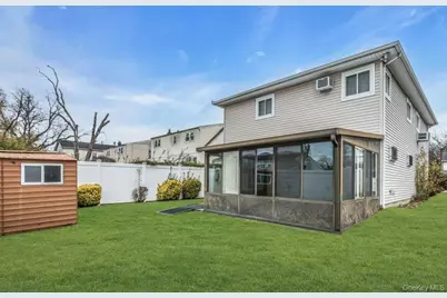 1070 Mahopac Road, West Hempstead, NY 11552 - Photo 24