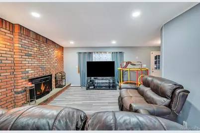 154 Woodland Avenue, Central Islip, NY 11722 - Photo 6