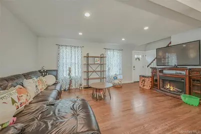 458 Lockwood Drive, Shirley, NY 11967 - Photo 4