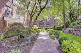 2 Town House Pl, Great Neck, NY 11021 - Photo 2