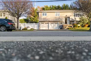 51 Deer Ln, Hicksville, NY 11801 - Photo 2