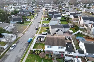 48 Elliot Dr, Hicksville, NY 11801 - Photo 2