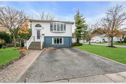 300 Center Bay Drive, West Islip, NY 11795 - Photo 2