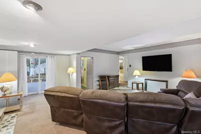 11 Val Court, Holbrook, NY 11741 - Photo 6