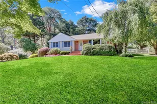 5 Robin Ln, Huntington, NY 11743 - Photo 2