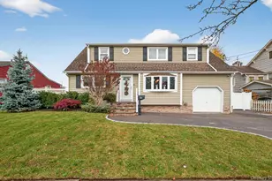 54 W 2nd St, Freeport, NY 11520 - Photo 2