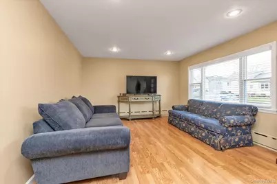 31 Piave Terrace, Lindenhurst, NY 11757 - Photo 2