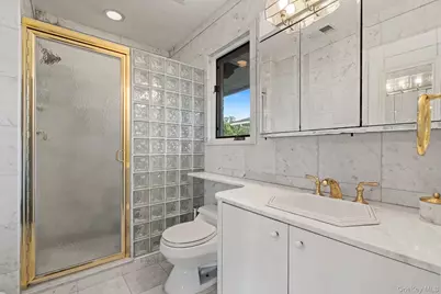 158 Old Courthouse Road, Manhasset Hills, NY 11040 - Photo 22