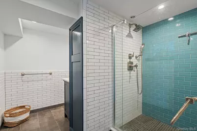 158 Old Courthouse Road, Manhasset Hills, NY 11040 - Photo 36