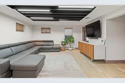 158 Old Courthouse Road, Manhasset Hills, NY 11040 - Photo 32