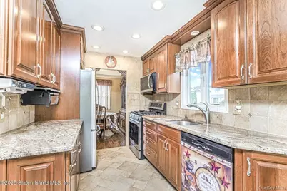 35 Nutwood Court, New York, NY 10308 - Photo 8