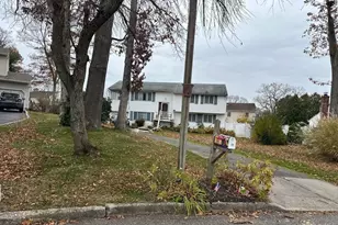 11 Bell Ct, Ronkonkoma, NY 11779 - Photo 2