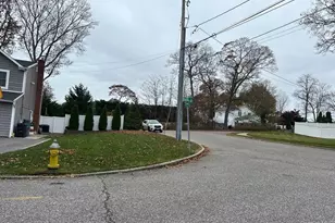 11 Bell Ct, Ronkonkoma, NY 11779 - Photo 4