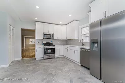 13 Laforge Ave, New York, NY 10302 - Photo 8