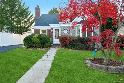 61 Harris Avenue, Hewlett, NY 11557 - Photo 2