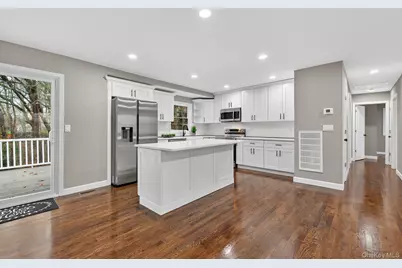 27 Claire Lane, Sayville, NY 11782 - Photo 4