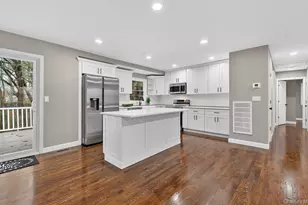 27 Claire Ln, Sayville, NY 11782 - Photo 4