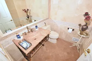 35 Meadow Woods Rd, Great Neck, NY 11020 - Photo 30