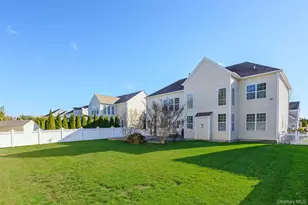 33 Pinehurst Dr, Mount Sinai, NY 11766 - Photo 4