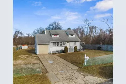 9 Farragut Avenue, Bay Shore, NY 11706 - Photo 2