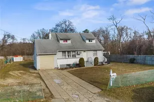 9 Farragut Ave, Bay Shore, NY 11706 - Photo 2