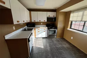 45 Newbrook Ln, Bay Shore, NY 11706 - Photo 2