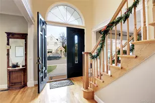 42 Mora Ct, Manhasset, NY 11030 - Photo 2