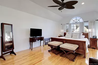 42 Mora Court, Manhasset, NY 11030 - Photo 20