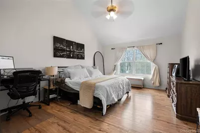 8 Sunridge Lane, Islip, NY 11751 - Photo 12