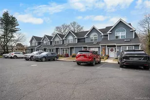 8 Sunridge Ln, Islip, NY 11751 - Photo 2