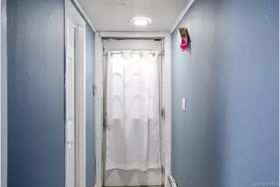 250 Spur Drive S, Bay Shore, NY 11706 - Photo 22