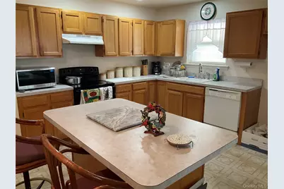 409 Village Circle N, Manorville, NY 11949 - Photo 4