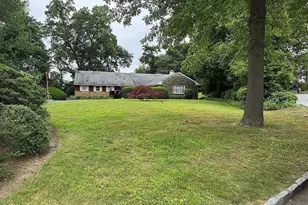 14 Martin Ct, Great Neck, NY 11024 - Photo 2